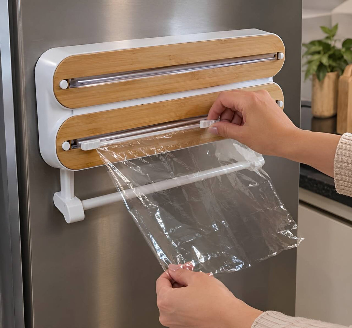 Dispensador de film transparente Rollia™ con cortador deslizante para cocina.