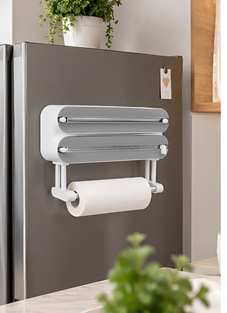 Organizador 3 en 1 gris para rollos de cocina instalado en una nevera metálica.